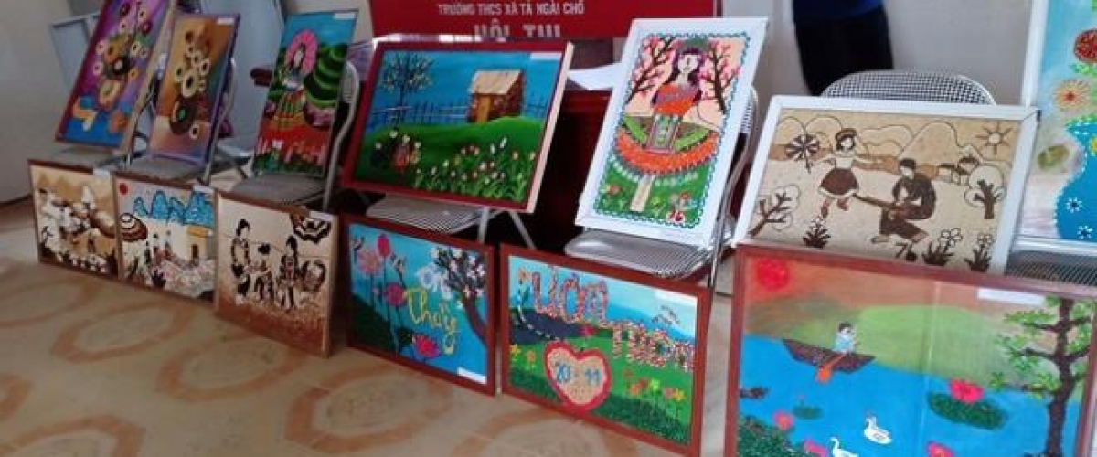 Không gian trưng bày những bức tranh được làm từ gạo, ngô...của học sinh. Ảnh: Vũ Ninh.