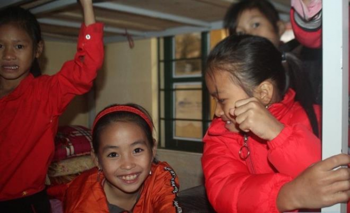 Tại đây, học sinh luôn coi giáo viên như người cha, người mẹ thứ hai của mình. Ảnh: Vũ Ninh.