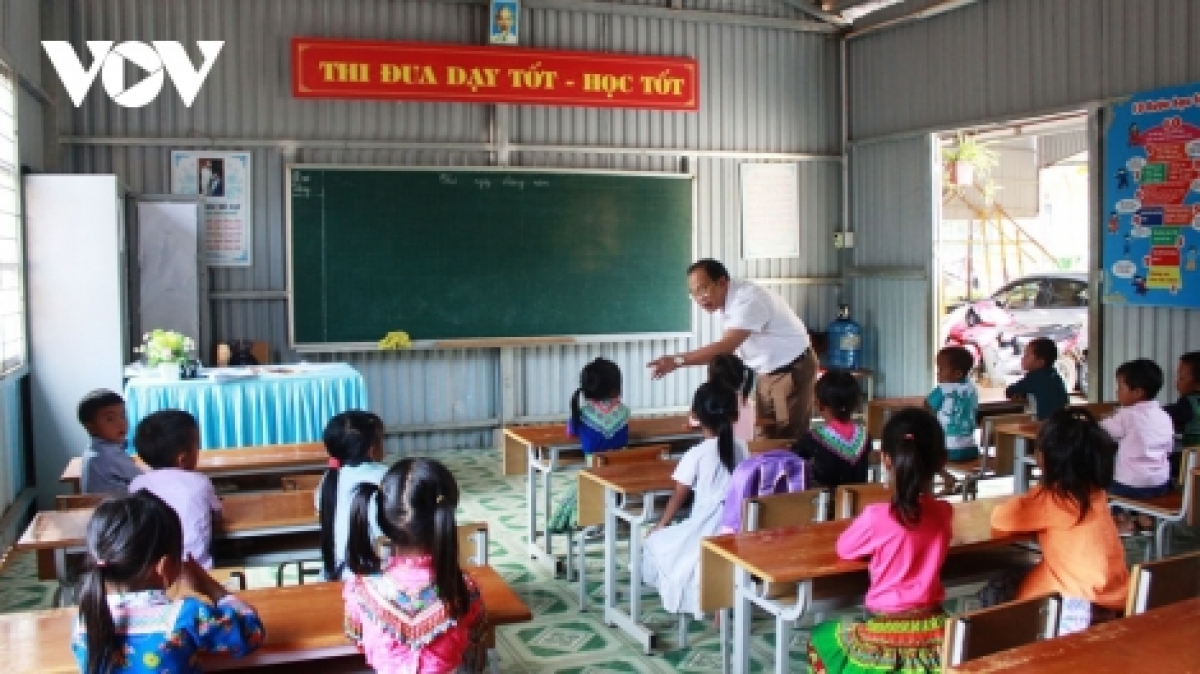 Tìm sự thông cảm, gắn kết với các gia đình và học sinh trước khi thuyết phục bà con cho con em đi học là công việc mà các thầy cô giáo là người dân tộc thiểu số luôn đau đáu suy nghĩ và tìm mọi cách thực hiện để đưa các em đến trường.