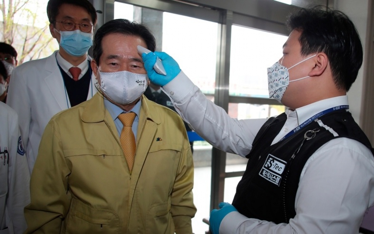 Thủ tướng Hàn Quốc Chung Sye-kyun kiểm tra thân nhiệt ngừa Covid-19. Ảnh: Yonhap.