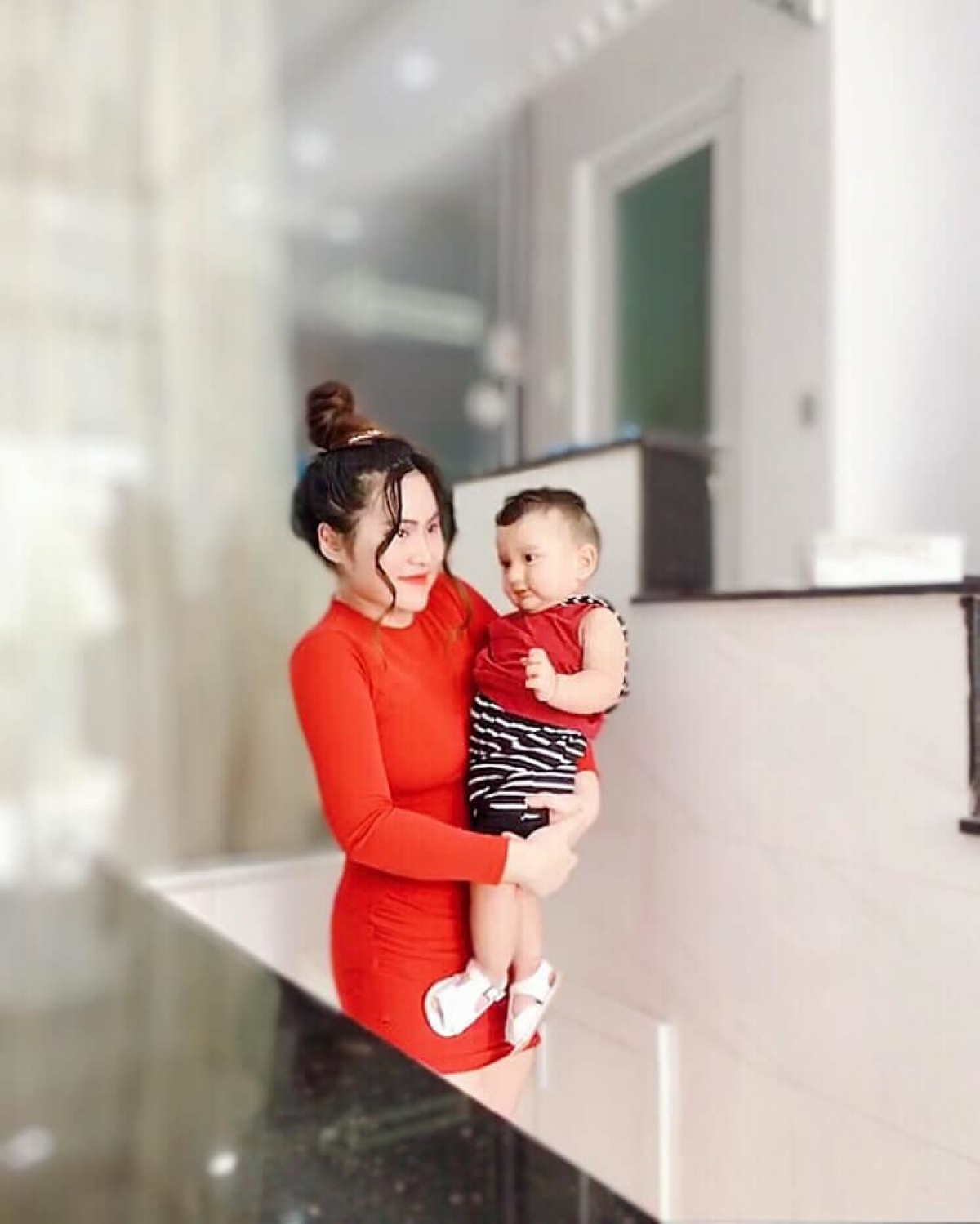 Mẹ con bé William.