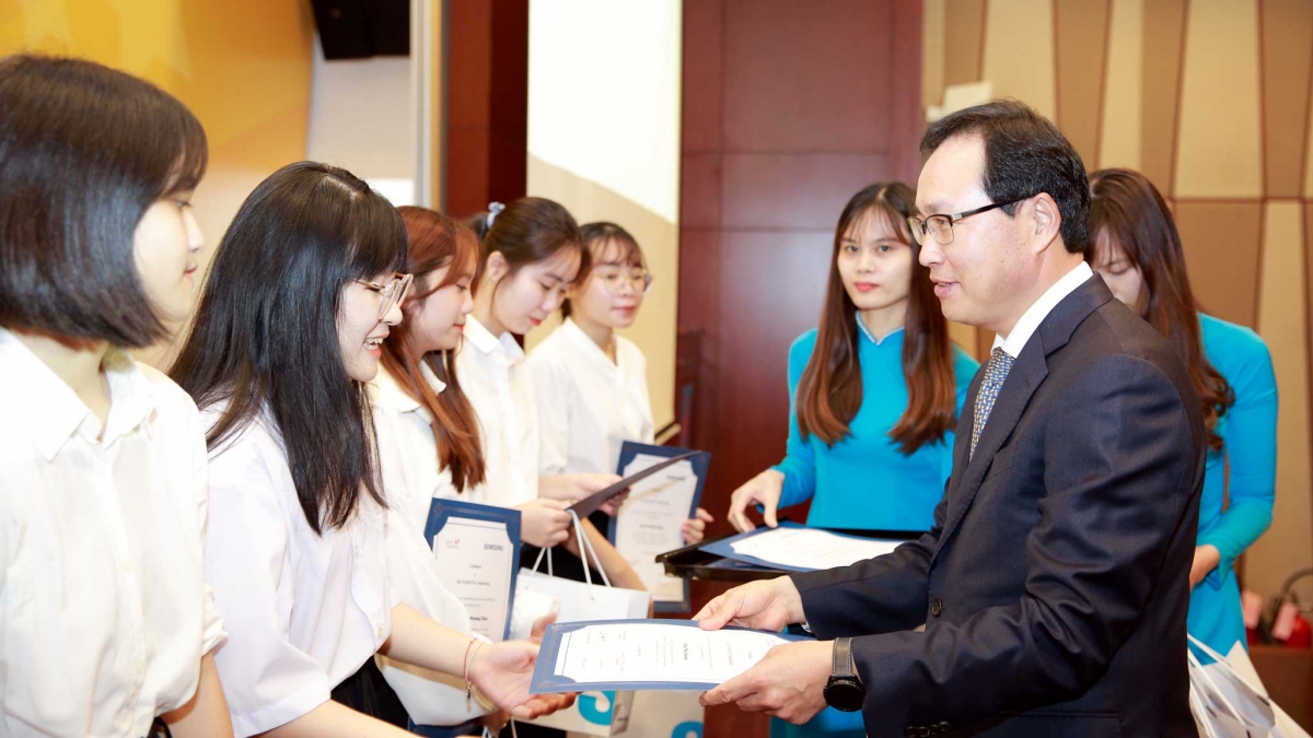Ông Choi Joo Ho, Tổng Giám đốc Samsung Việt Nam trao học bổng cho các sinh viên tiếng Hàn xuất sắc.