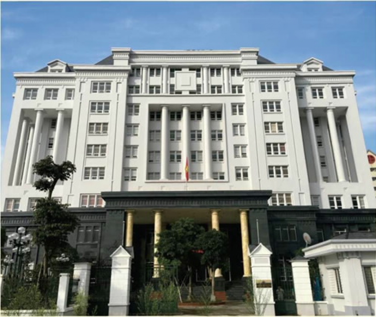 TAND Cấp cao tại Hà Nội khẳng định, tại thời điểm Ngân hàng ký Hợp đồng mua bán nợ với Công ty Tân Trà Việt thì Thông tư 09/2015/TT-NHNN ngày 17/7/2015 của Ngân hàng Nhà nước Việt Nam qui định về hoạt động mua bán nợ của các TCTD có hiệu lực.