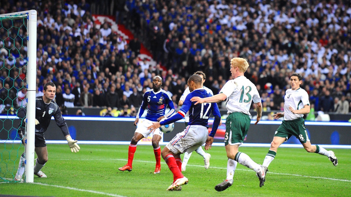 Khoảnh khắc Henry dùng tay chơi bóng đưa ĐT Pháp đến World Cup 2010 (Ảnh: Getty)
