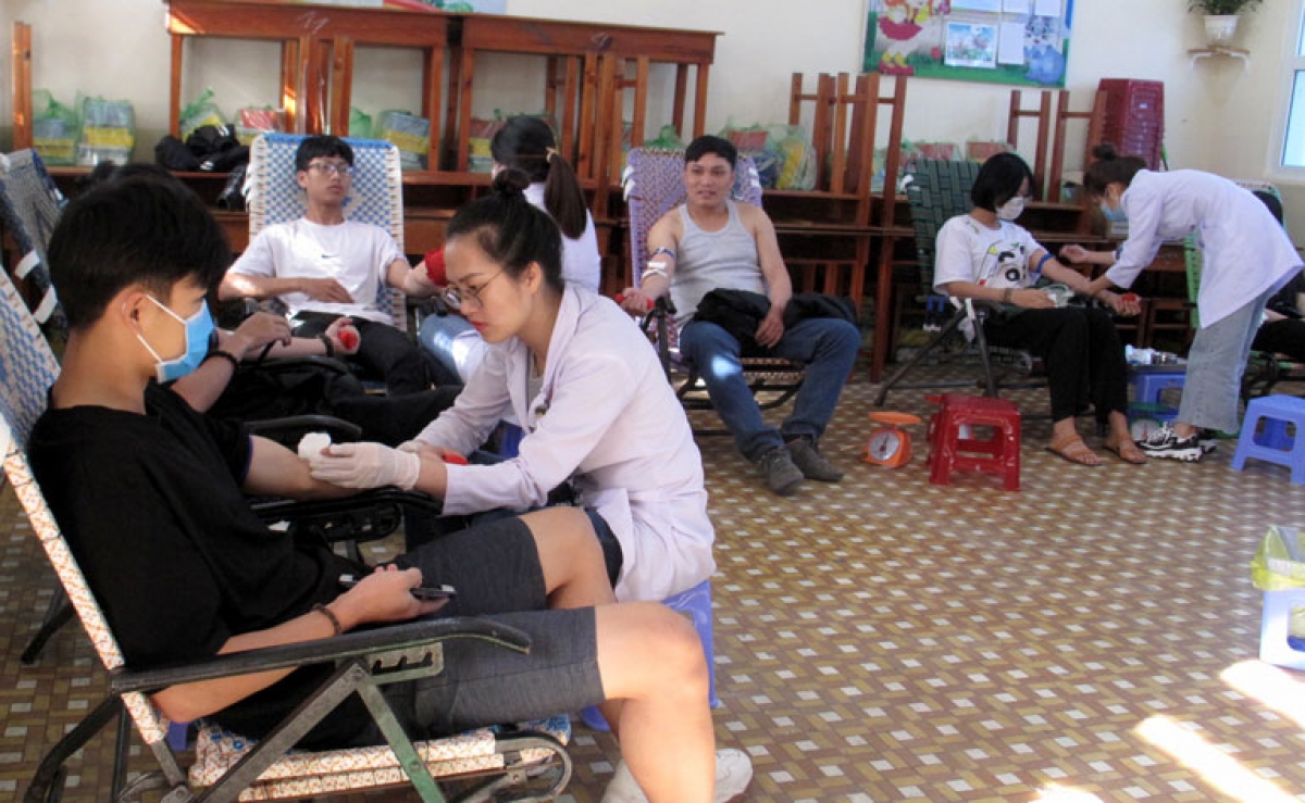 Các bạn trẻ tham gia Ngày hội "Giọt hồng Mai anh đào".