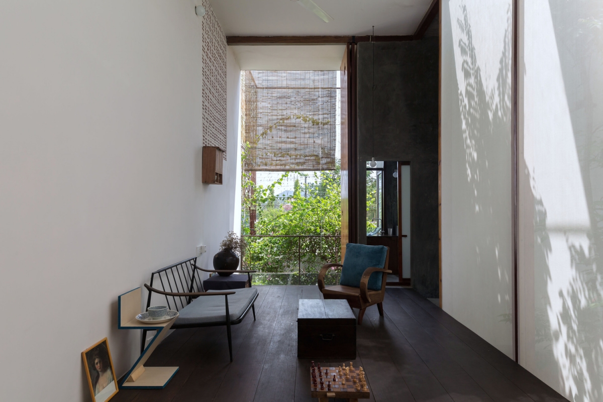 Đối lập với nội thất truyền thống là bức tường bằng kính hiện đại hướng thẳng ra khu vườn.