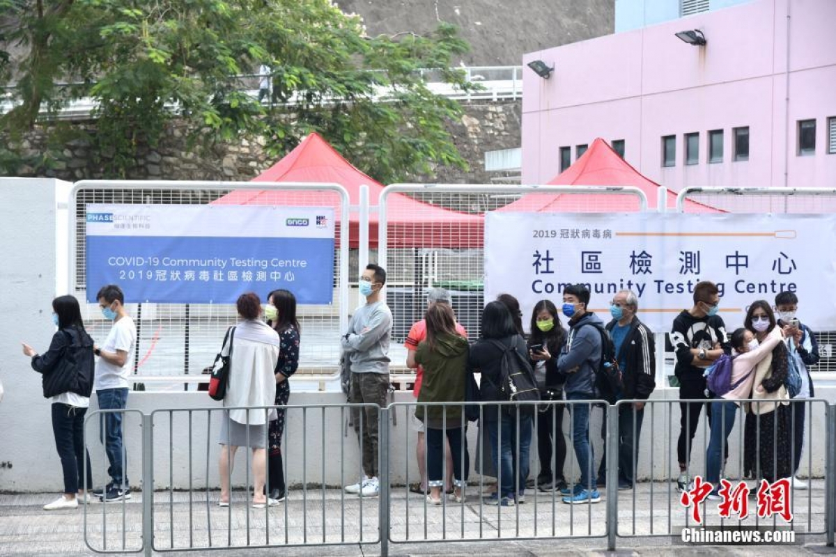 Người dân Hong Kong đi xét nghiệm tại khu dân cư. Ảnh: Chinanews
