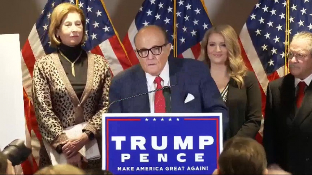 Luật sư của Tổng thống Trump Rudy Giuliani phát biểu tại cuộc Họp báo (Ảnh chụp màn hình The Independent)