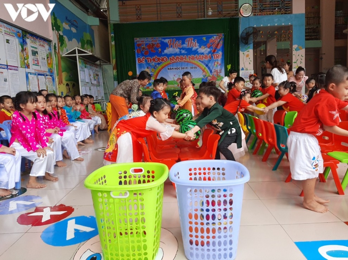 Bộ Giáo dục và Đào tạo khẳng định, chương trình Làm quen với tiếng Anh dành cho trẻ em mẫu giáo chỉ triển khai dạy tiếng Anh ở những trường có điều kiện, không bắt buộc đối với tất cả các trường.