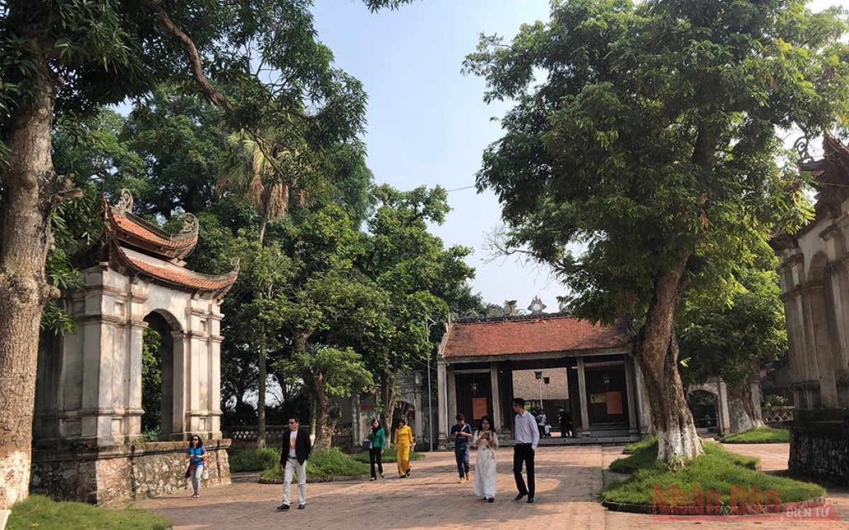 Du khách tham quan đền Chử Đồng Tử.