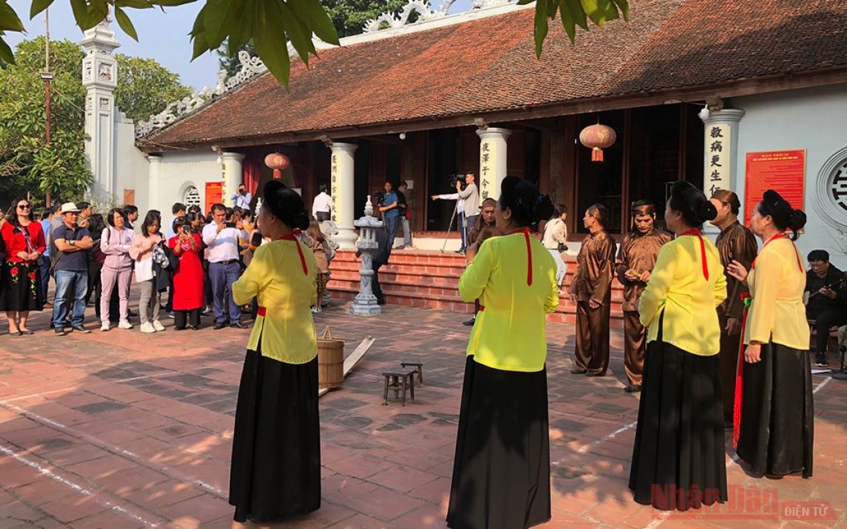 Đón du khách bằng làn điệu trống quân ở đền Đa Hòa.