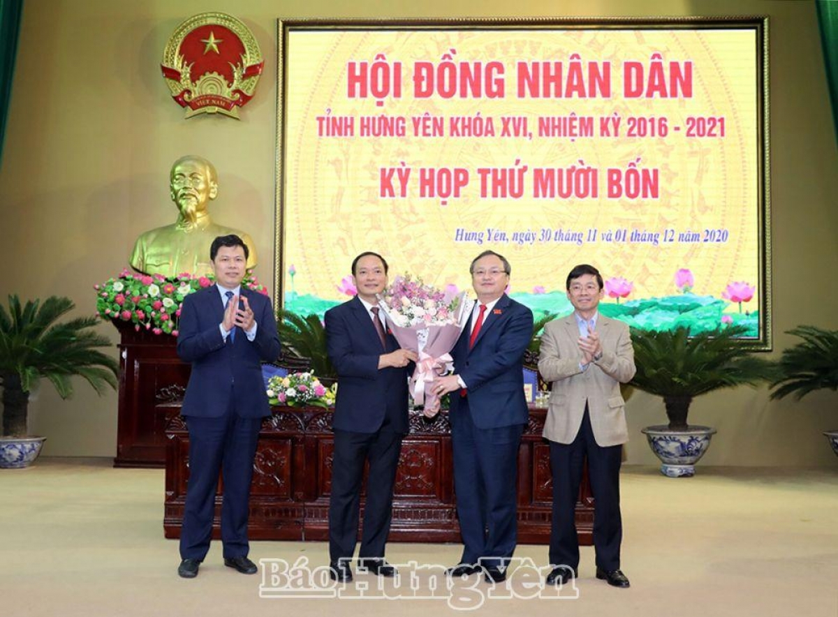 Thường trực Tỉnh ủy tặng hoa chúc mừng tân Chủ tịch UBND tỉnh Trần Quốc Văn. (Ảnh: Báo Hưng Yên)