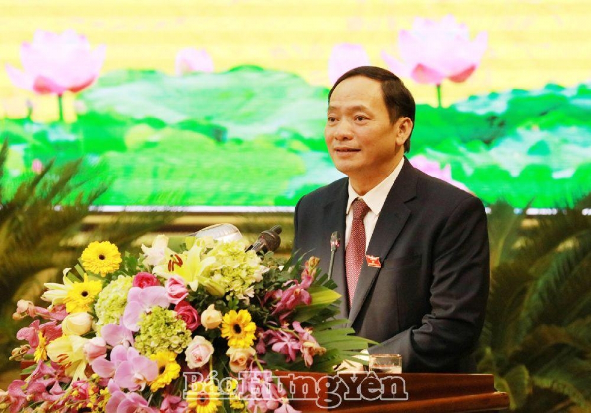Tân Chủ tịch UBND tỉnh Trần Quốc Văn phát biểu tại kỳ họp. (Ảnh: Báo Hưng Yên)