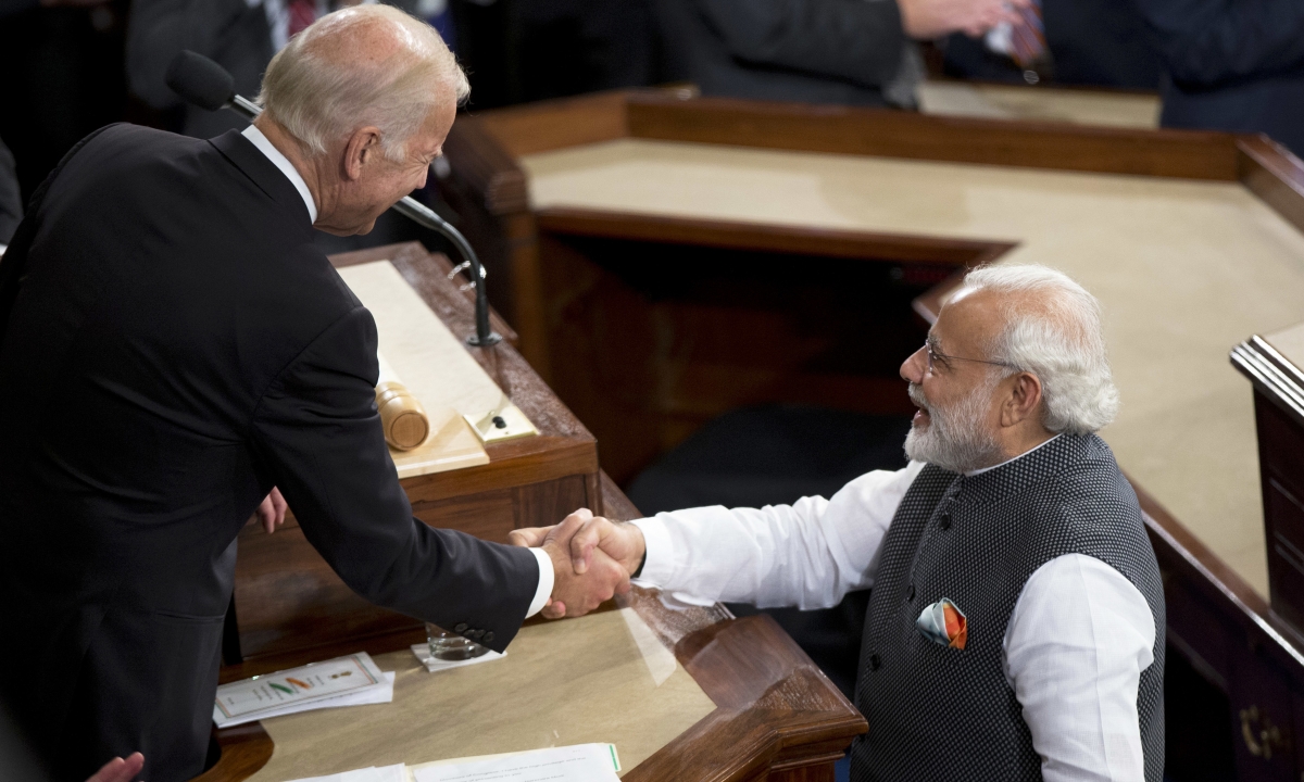 Thủ tướng Ấn Độ Narendra Modi bắt tay ông Joe Biden trong lần phát biểu trước 2 viện Quốc hội Mỹ ngày 8/6/2016. Ảnh: AP