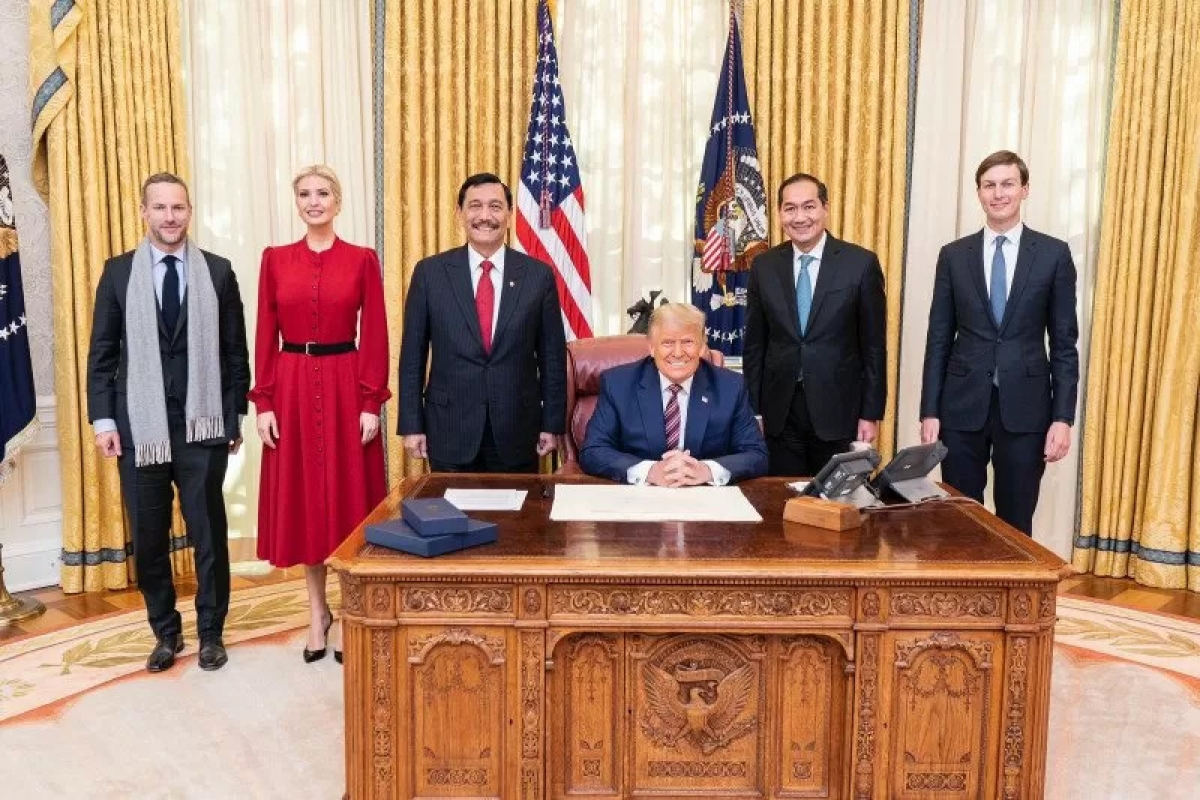 Bộ trưởng điều phối Hàng hải và Đầu tư Indonesia gặp Donald Trump tại Nhà Trắng. Nguồn : ĐSQ Indonesia tại Mỹ.