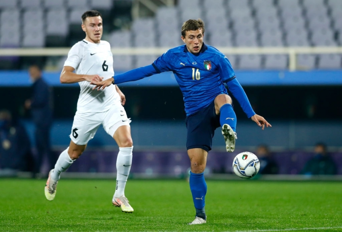 Italia ép sân Estonia ngay sau tiếng còi khai cuộc (Ảnh: Getty).