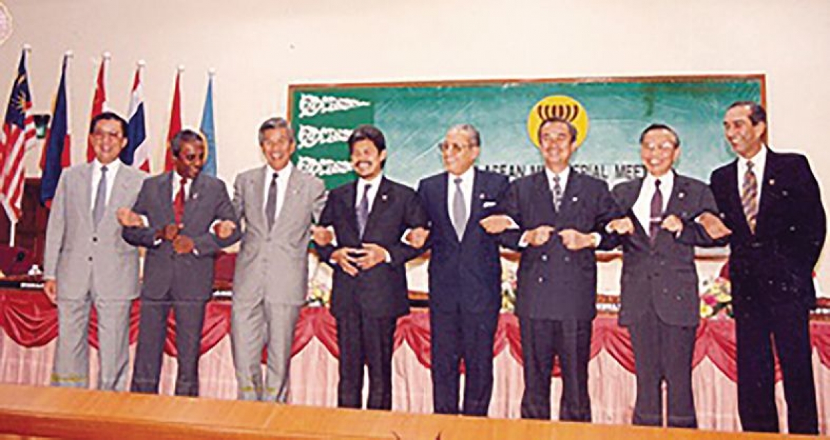 Lễ kết nạp Việt Nam vào ASEAN tại Brunei ngày 28/7/1995. Ảnh: Báo Thế giới và Việt Nam .
