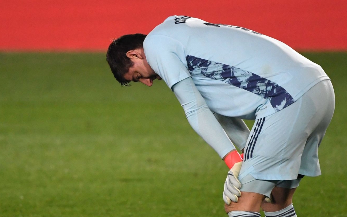 Thủ thành Courtois mắc sai lầm nghiêm trọng ở trận đấu này (Ảnh: Getty).