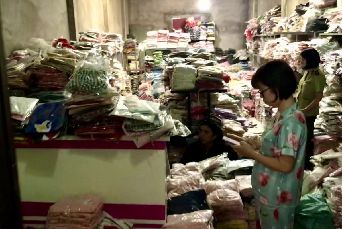 Kho hàng tàng trữ gần 1.300 sản phẩm giả mạo
