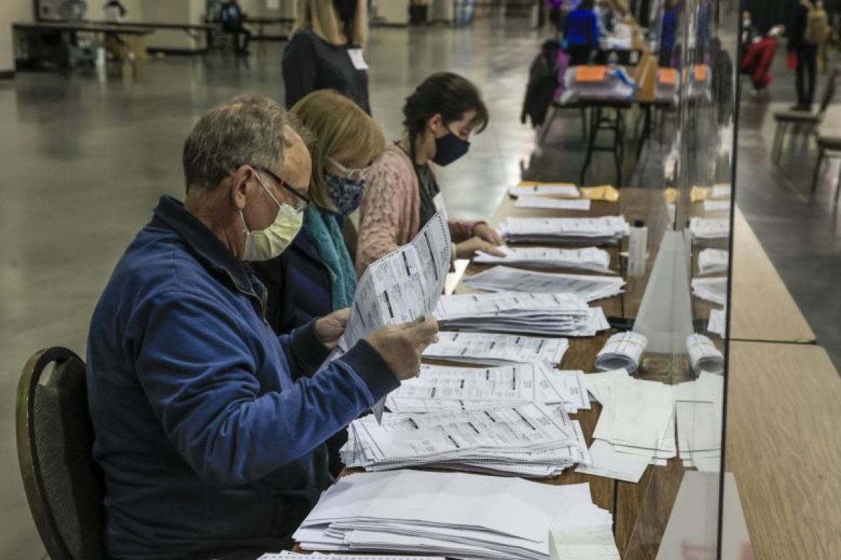 Kết quả kiểm phiếu lại ở hạt Milwaukee làm gia tăng cách biệt cho Joe Biden. Ảnh: EPA