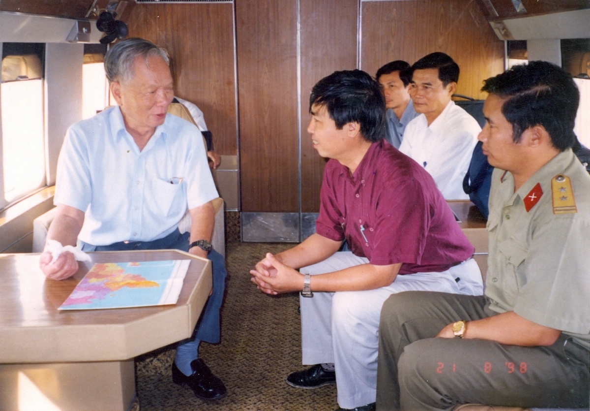 Nhà báo Trương Cộng Hòa trò chuyện với ông Lê Đức Anh trong chuyến công tác