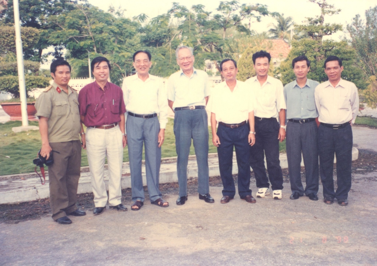 Nhà báo Trương Cộng Hòa (áo đỏ, đứng thứ hai từ trái sang) tháp tùng ông Lê Đức Anh trong một chuyến công tác (Ảnh do tác giả cung cấp)