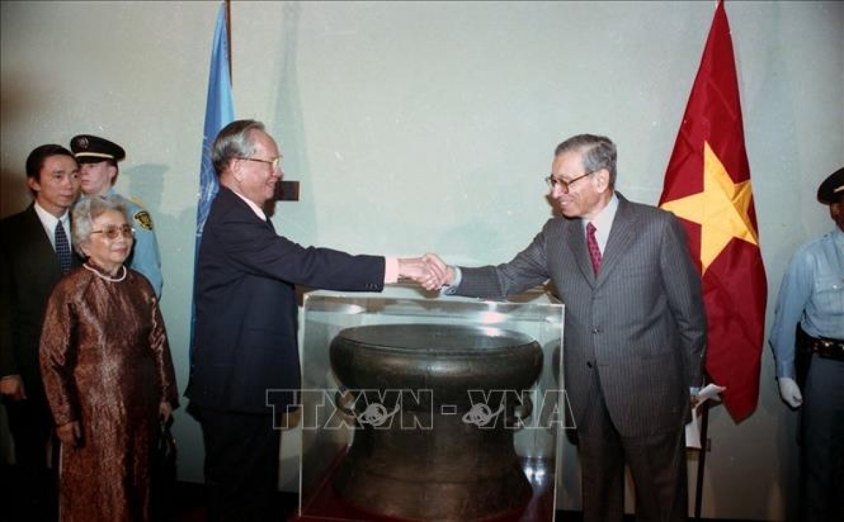 Chiều 25/10/1995, tại Trụ sở Liên hợp quốc ở New York (Hoa Kỳ), Chủ tịch nước Lê Đức Anh trao tặng phiên bản trống đồng Ngọc Lũ cho Tổng thư ký LHQ Boutros B. Ghali. Ảnh: Cao Phong/TTXVN. 