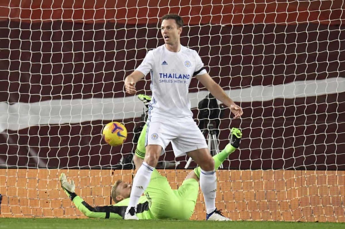 Jonny Evans ngơ ngác khi đánh đầu ngược tung lưới nhà. (Ảnh: Getty)