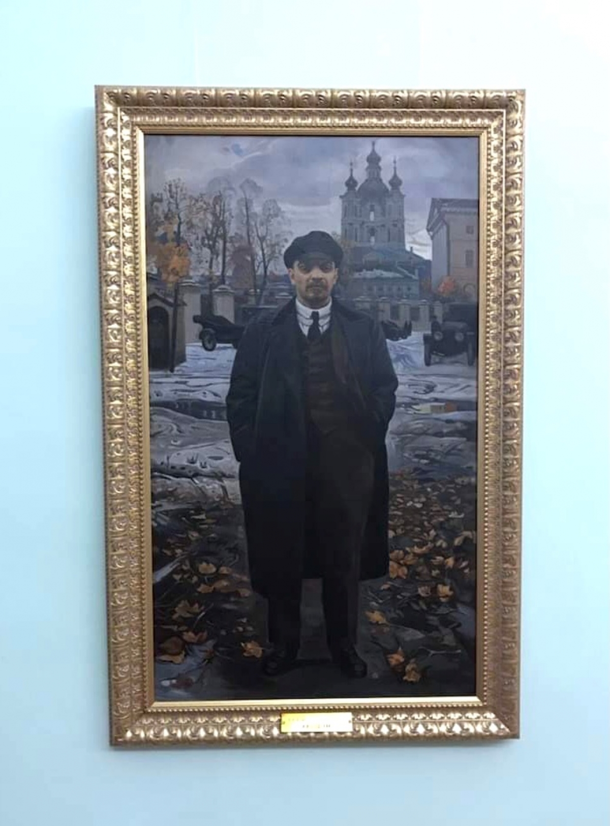 Chân dung Lenin ở bên ngoài phòng làm việc