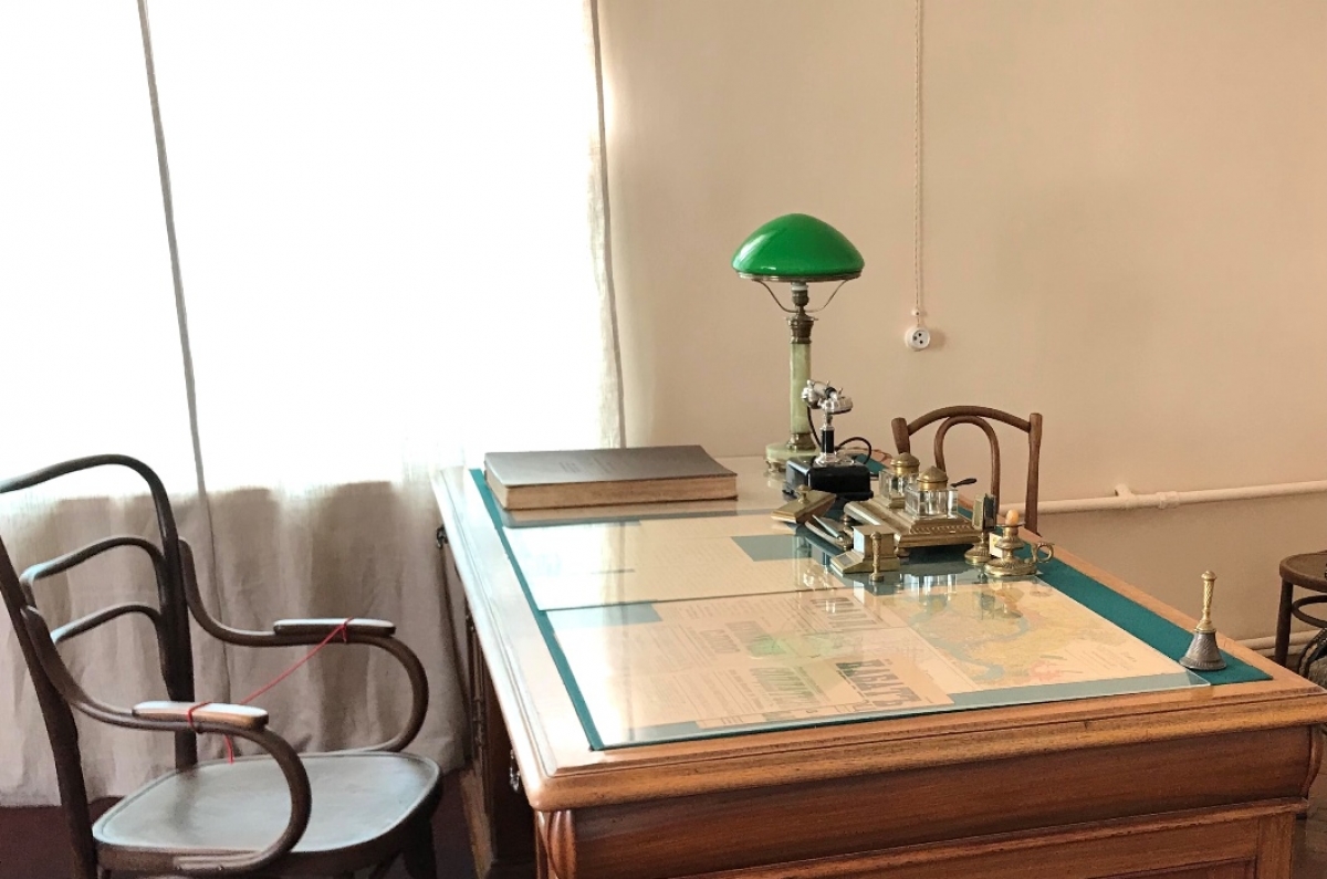 Bàn làm việc của V.I.Lenin trong căn phòng đánh số 67