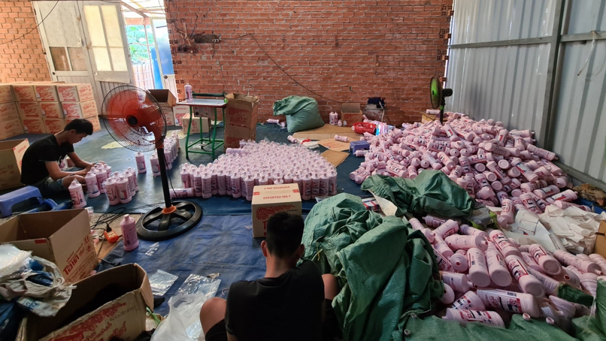 Thời điểm kiểm tra, nhiều công nhân đang dán nhãn mác sản phẩm.