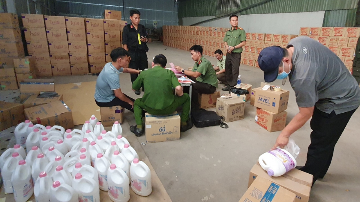 Cơ quan công an thống kê số lượng và lập biên bản thu giữ tang vật.