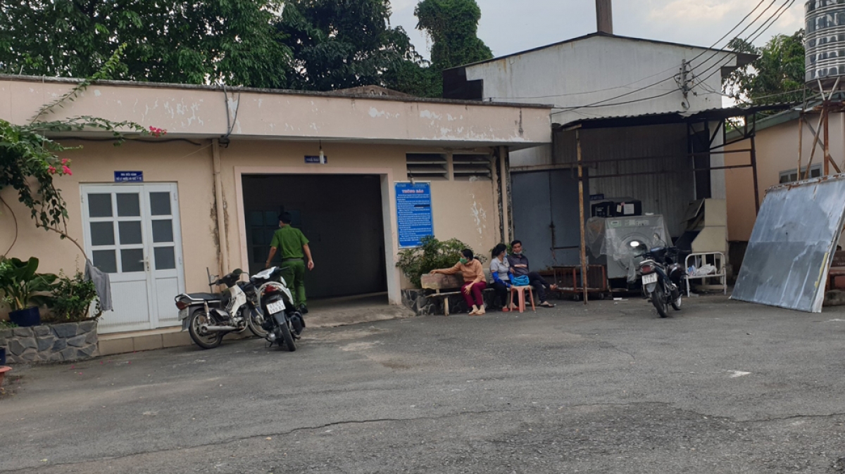 Gia đình chờ công an khám nghiệm tử thi để đưa xác nạn nhân về quê mai táng