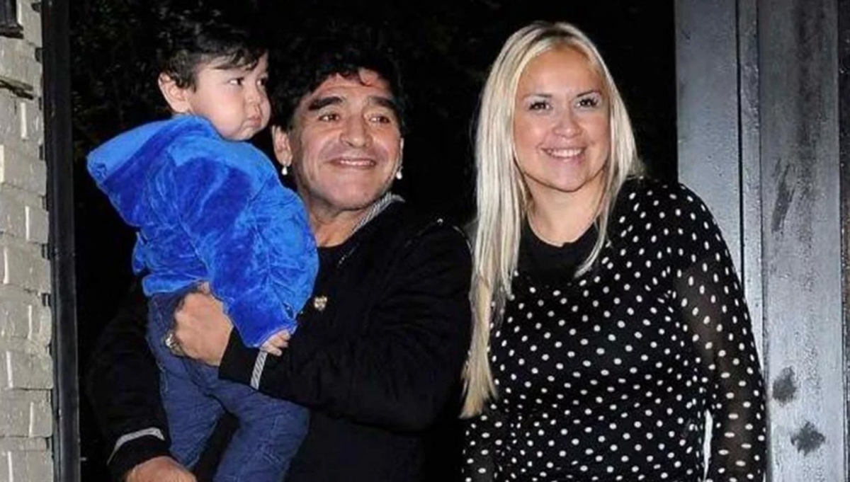 Maradona, Veronica và bé Fernando. (Ảnh: Getty)