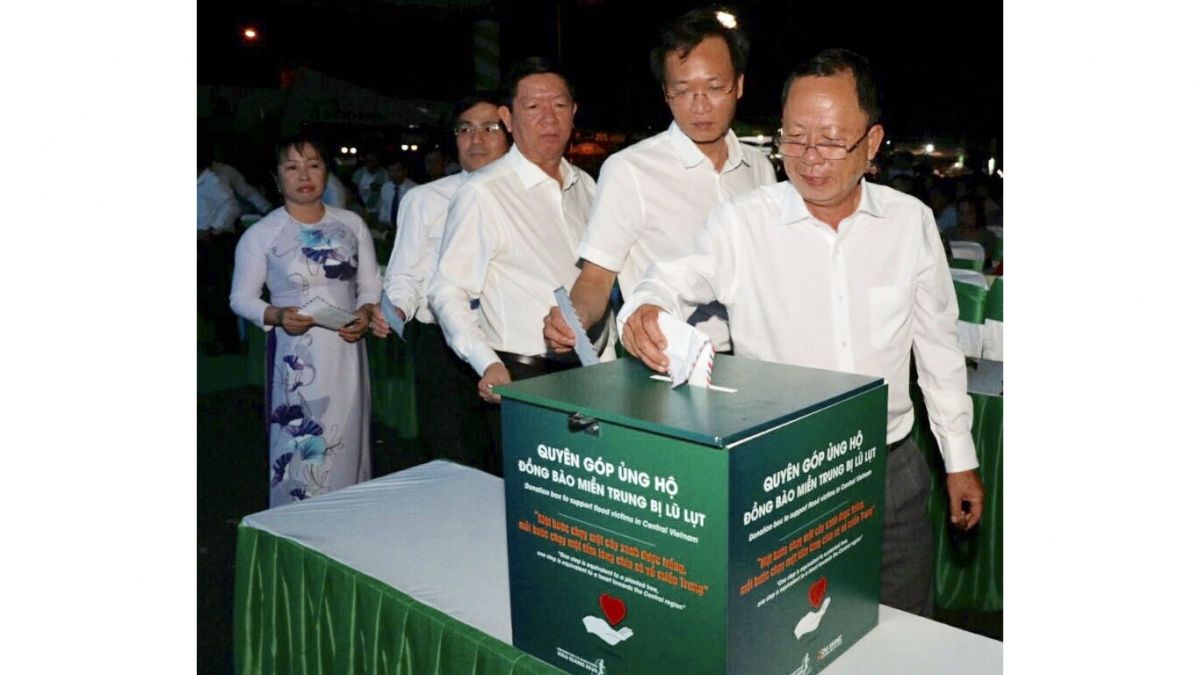 Các đại biểu quyên góp ủng hộ đồng bào miền Trung