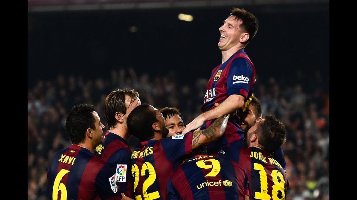 Messi được các đồng đội chúc mừng sau khi chính thức trở thành chân sút số 1 lịch sử La Liga cách đây 6 năm. (Ảnh: Getty).
