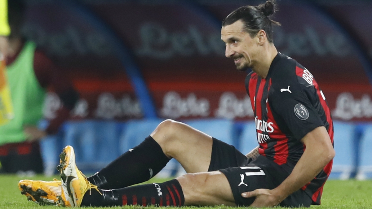 Ibrahimovic gặp chấn thương trong trận đấu với Napoli (Ảnh: Getty).