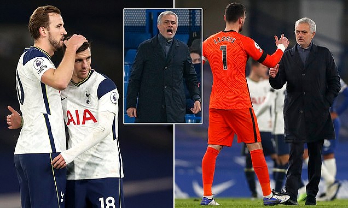 Thầy trò Jose Mourinho đang dẫn đầu Premier League. (Ảnh: Daily Mail)