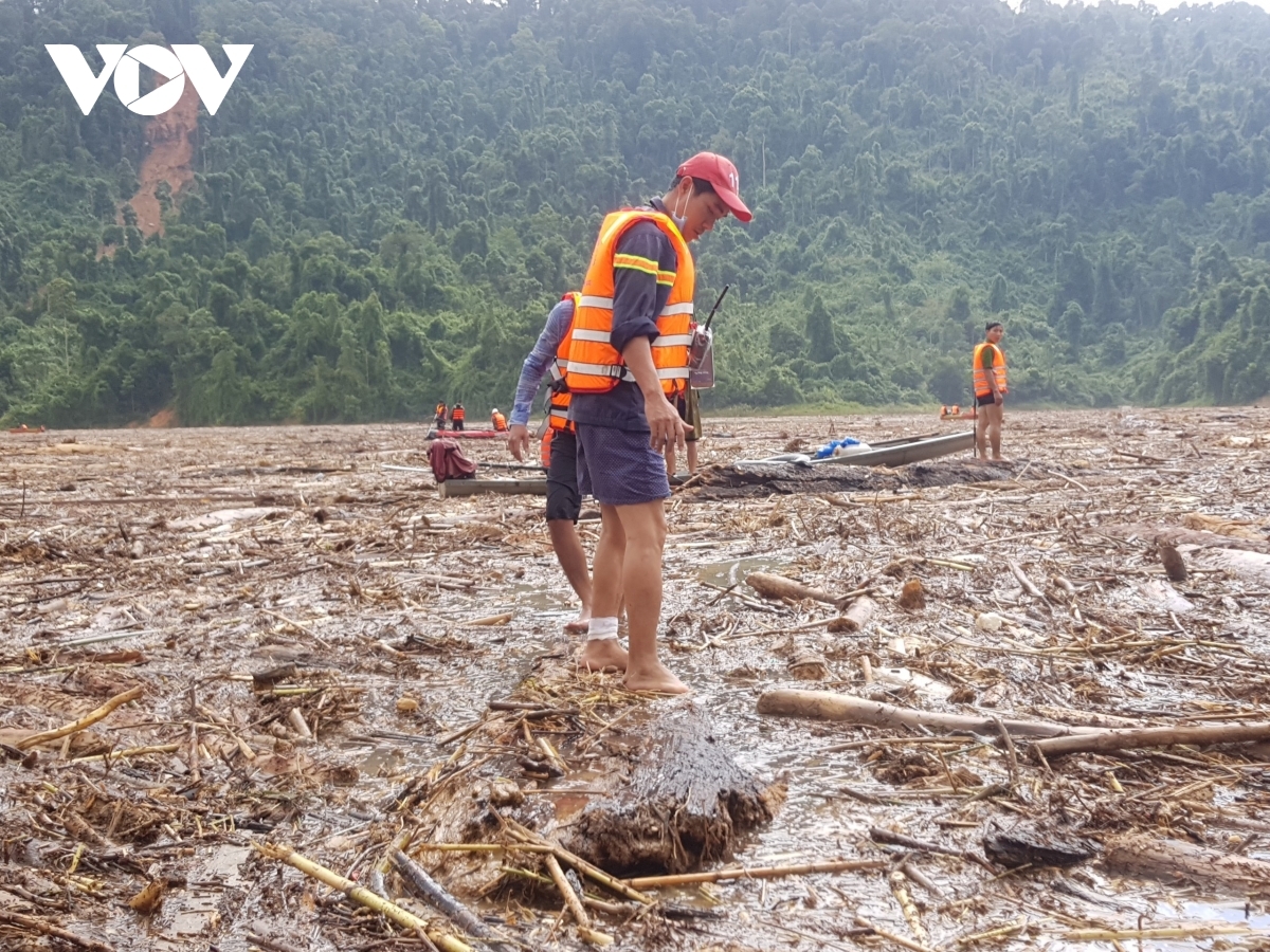 Củi khô, gỗ mục, rác và nhiều vật dụng của người dân bị lũ cuốn trôi dồn về, kín đặc mặt sông Tranh rất khó tìm kiếm nạn nhân.