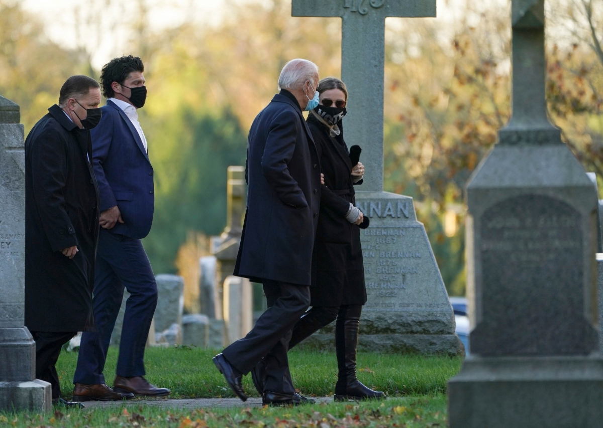 
Ông Joe Biden cùng vợ Jill Biden và 2 người cháu nội là Finnegan và Natalie Biden cùng tới nhà thờ St. Joseph ở Brandywine, Delaware trong buổi sáng Ngày Bầu cử. Ảnh: Reuters.