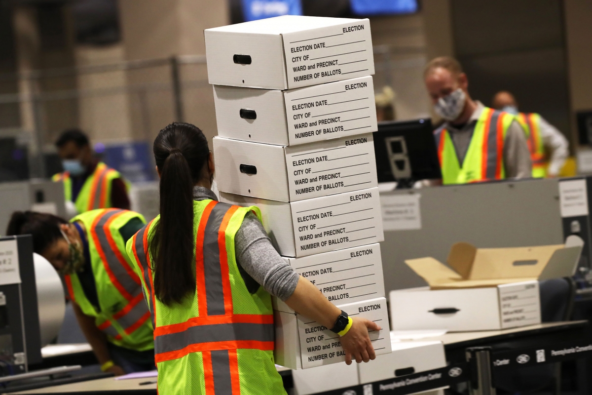 Công tác kiểm phiếu được triển khai khẩn trương ở Philadelphia, Pennsylvania. Ảnh: Getty.