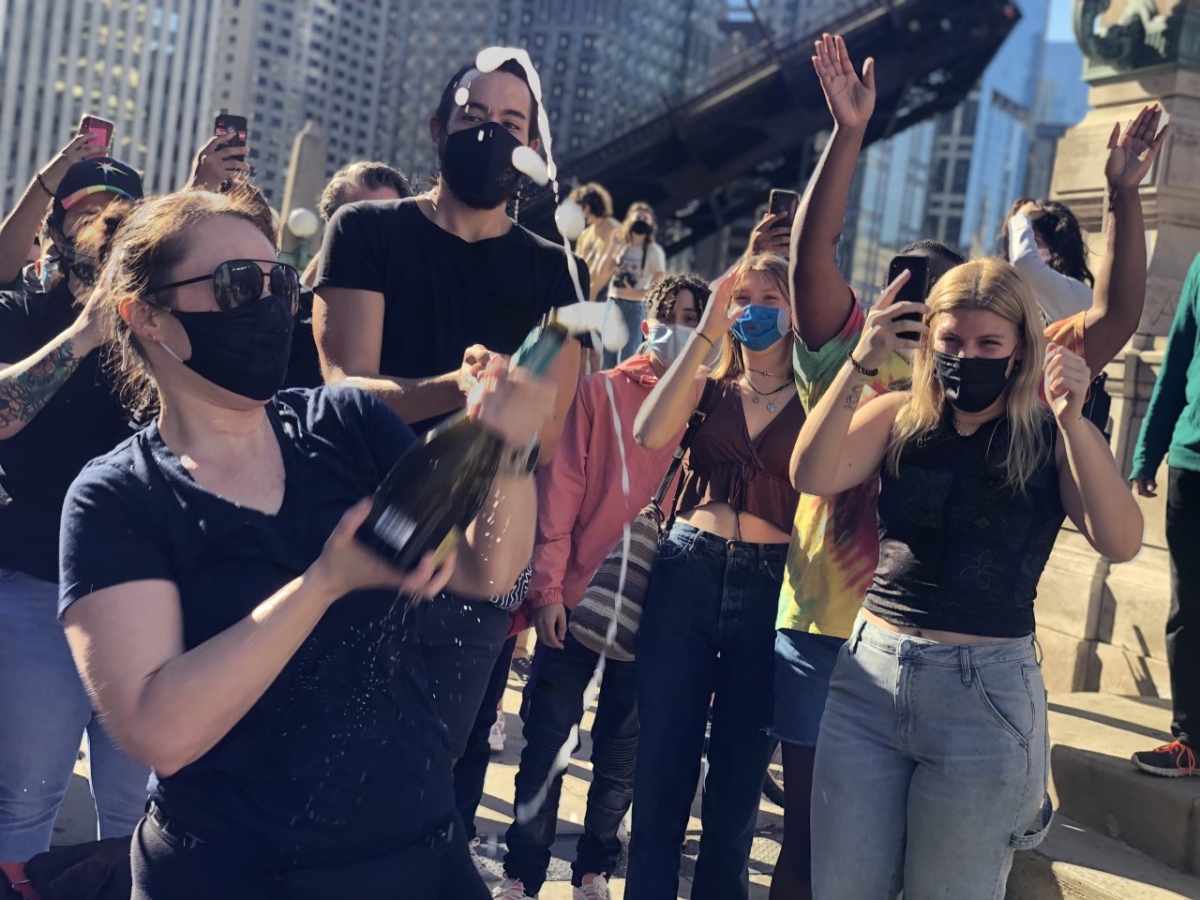 Người ủng hộ ông Biden mở sâm panh ăn mừng trên đường phố Chicago. Ảnh: CNN.