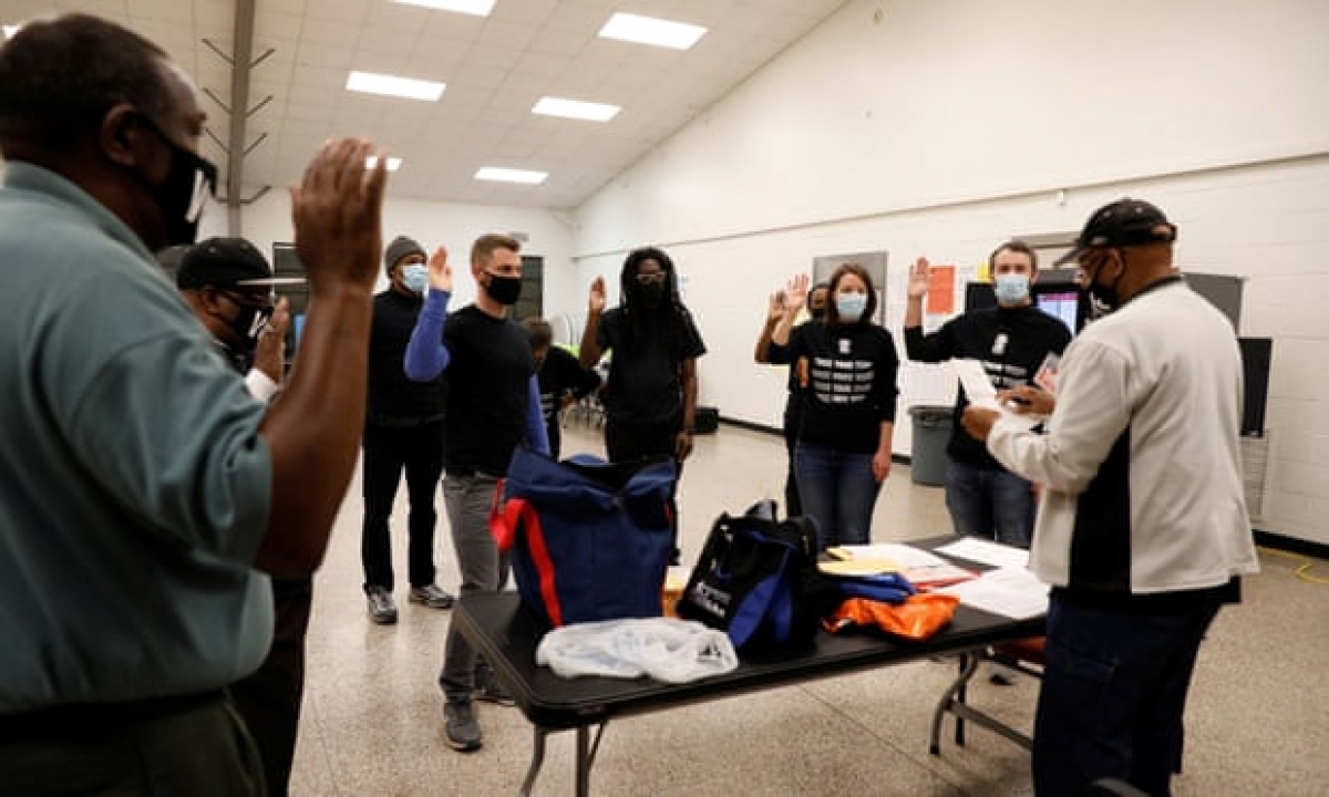 Nhân viên phòng phiếu tuyên thệ tại điểm bỏ phiếu Fulton County ở Atlanta, Georgia. Ảnh: Reuters.
