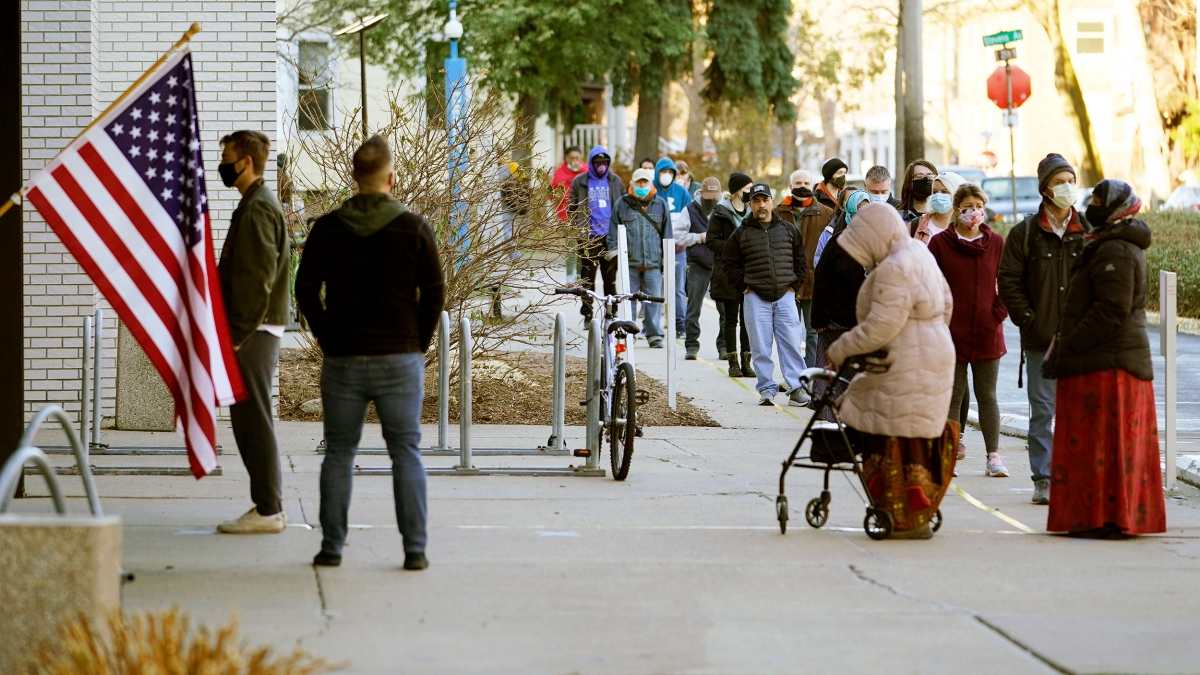 Bên ngoài một điểm bỏ phiếu ở Minnesota. Ảnh: AP.