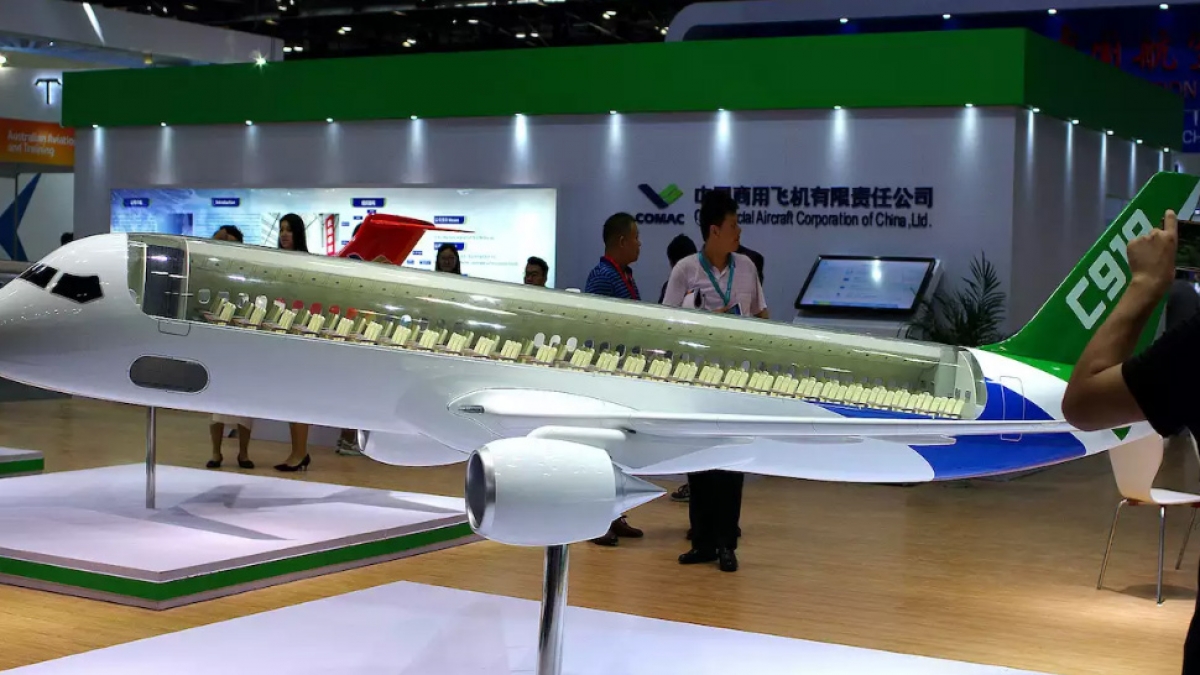 Mô hình máy bay chở khách C919 của Công ty máy bay thương mại Trung Quốc tại triển lãm hàng không 2017 ở Bắc Kinh. Ảnh: Reuters