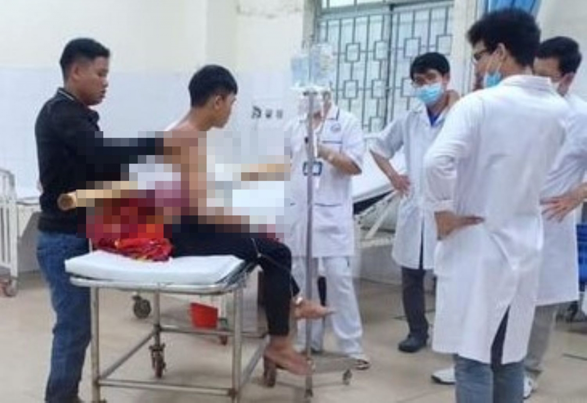 Nạn nhân Phạm Văn T được đưa đến bệnh viện với cây keo dính trên người (Ảnh: Thục Uyên).