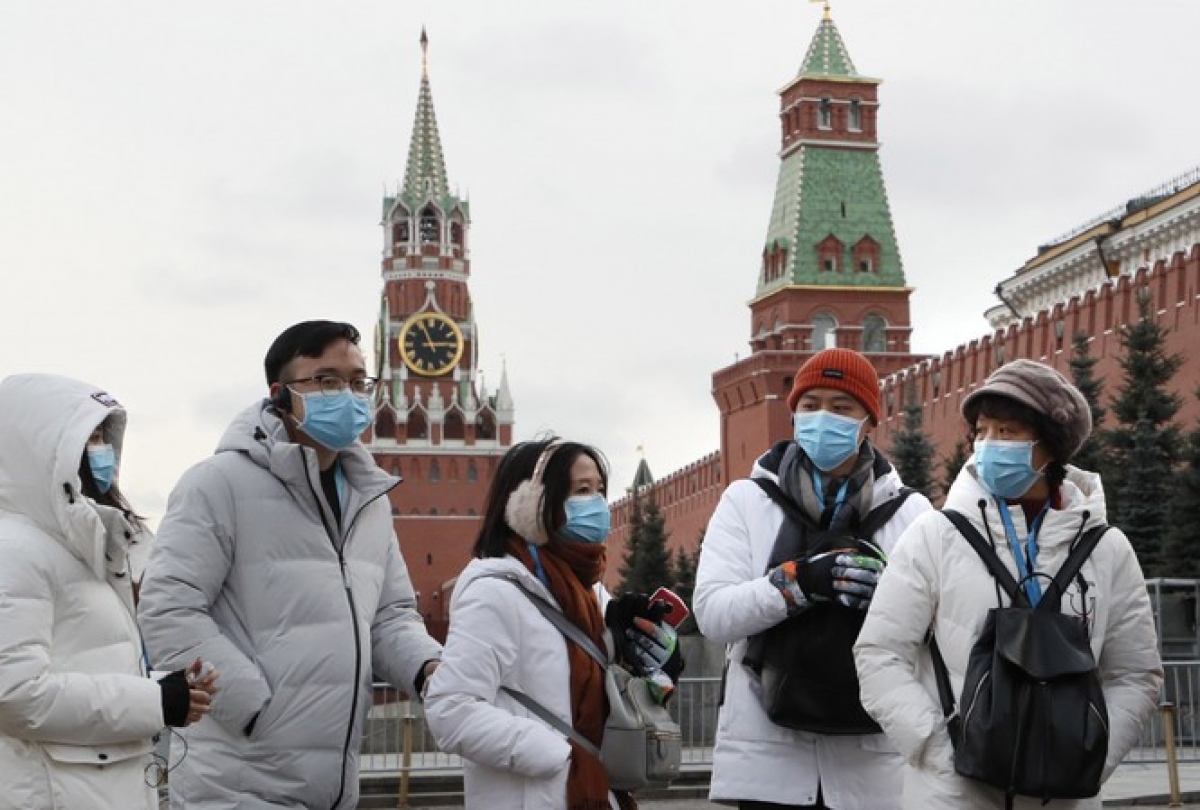 Du khách đeo khẩu trang ở thủ đô Moskva, Nga. Ảnh: EPA