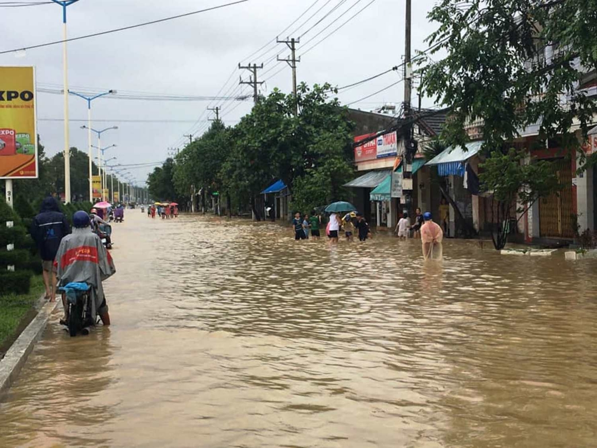 Đường 23 tháng 10 cửa ngõ phía Tây Nha Trang bị ngập.