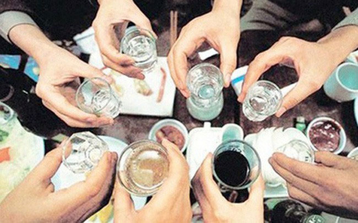 Cảnh giác và kiểm tra ngộ độc methanol với tất cả các trường hợp uống loại rượu trên trong vòng 8 ngày (ảnh minh họa).