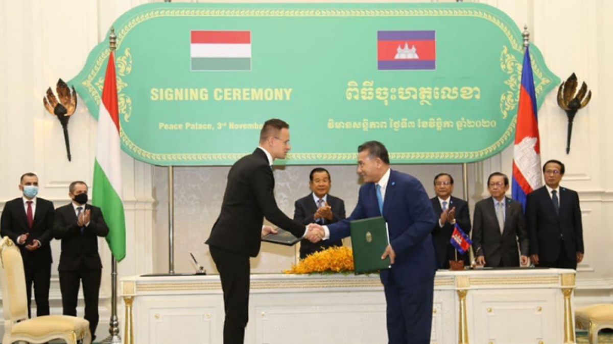 Bộ trưởng Ngoại giao và Thương mại Hungary Péter Szijjártó làm việc với các nhà lãnh đạo Campuchia (Ảnh: Fresh News)